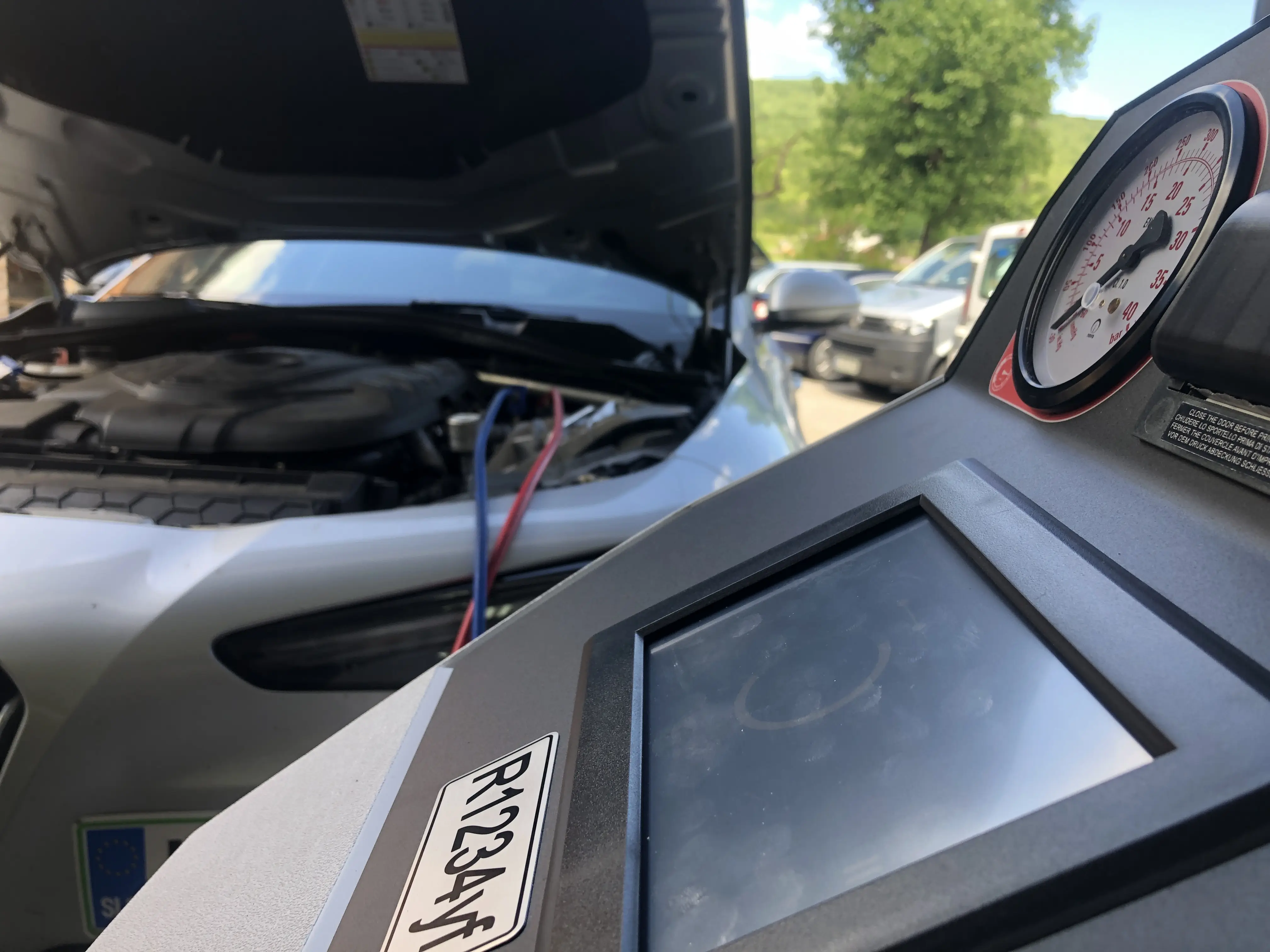 Polnjenje klime z najnovejšim plinom R1234yf